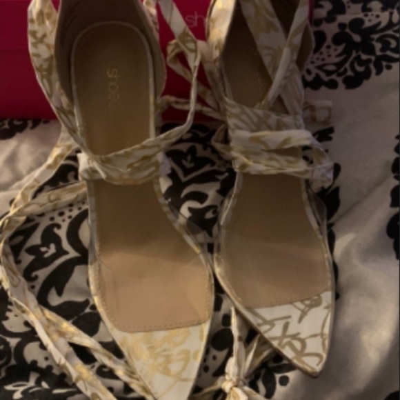 HELANA WRAPAROUND TIE PUMP - Picture 2 of 3